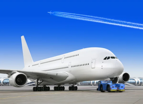 Grote passagier vliegtuig op luchthaven — Stockfoto