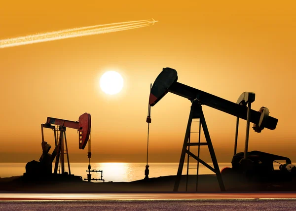 Рабочие нефтяные насосы — стоковое фото