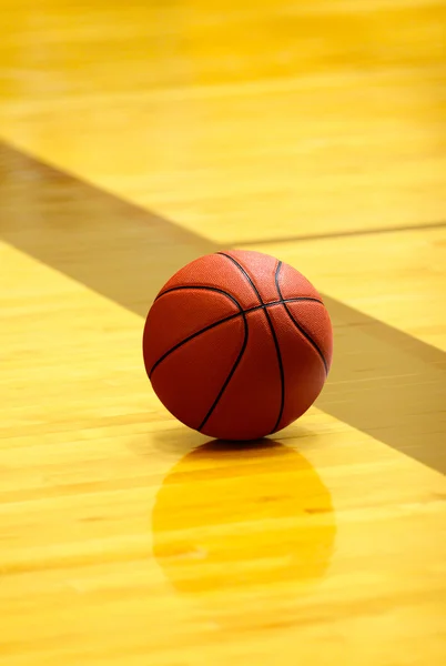 Bola de basquete no campo — Fotografia de Stock