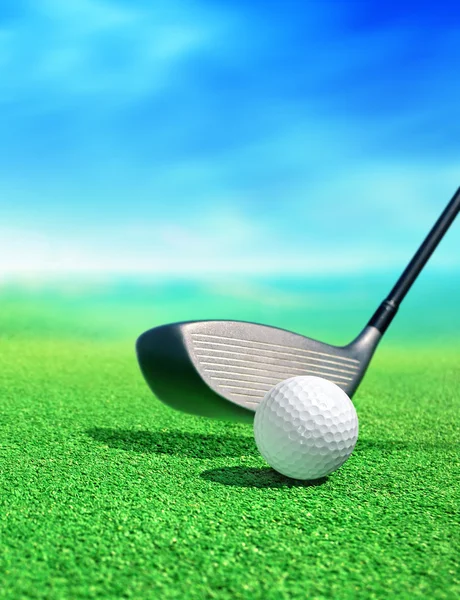 Golfboll på kurs — Stockfoto