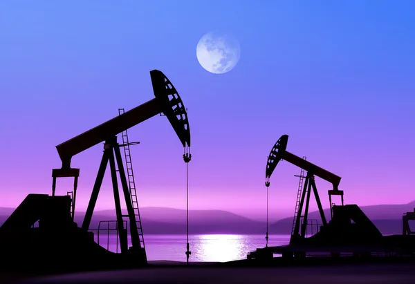 Нефтяные насосы ночью — стоковое фото