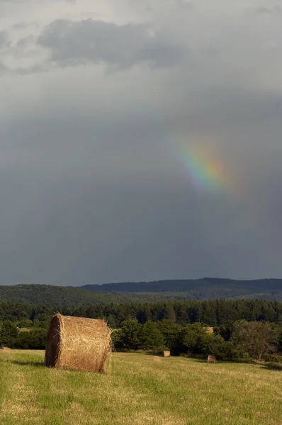 Zachmurzone niebo z rainbow — Zdjęcie stockowe