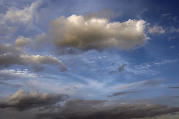 Плавающие облака — стоковое фото