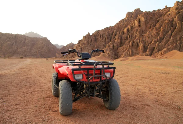 Viagem de quadriciclo nas montanhas do Sinai — Fotografia de Stock