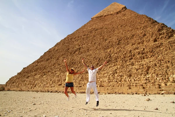 Hapiness vid pyramiderna i Egypten — Stockfoto