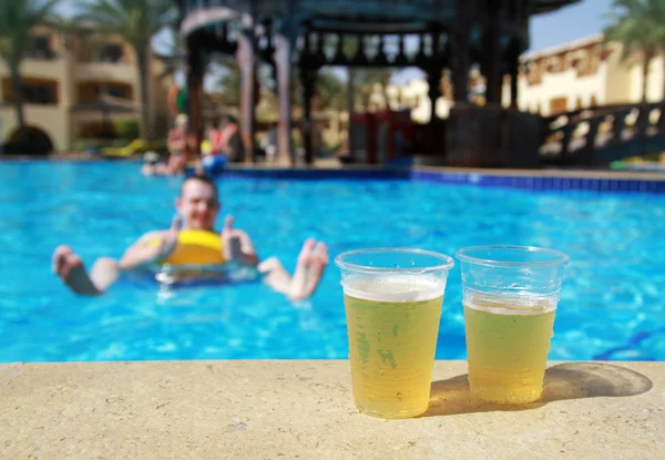 Cerveza fría en piscina — Foto de Stock