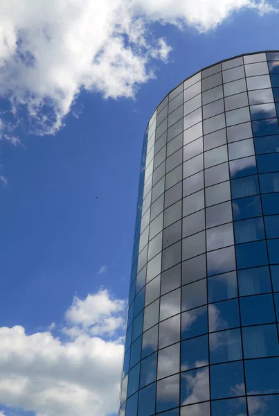 Modern byggnad och blå himmel — Stockfoto