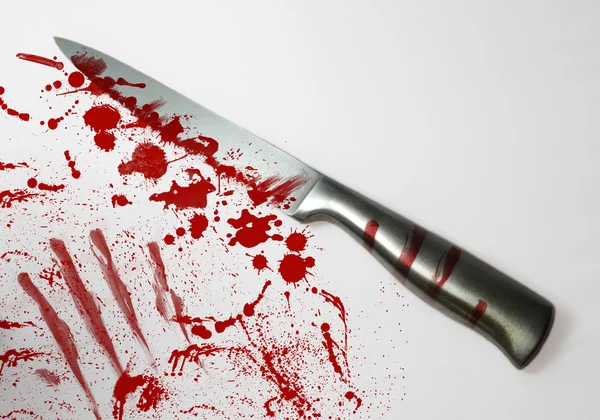 Kan gölcüğününiçine bıçak — Stok fotoğraf