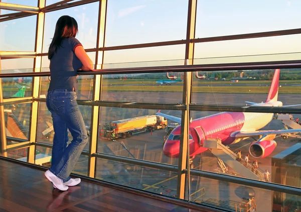 Γυναίκα περιμένει αεροπλάνο για αεροδρόμιο — Φωτογραφία Αρχείου