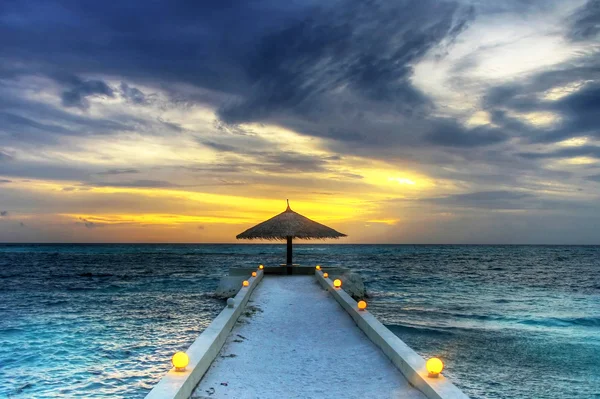 Sonnenuntergang unter dem maledivischen Regenschirm — Stockfoto