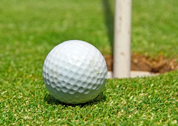 Bola de golfe ot the hole — Fotografia de Stock