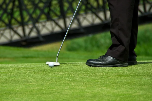 Człowiek uderzenie piłeczki do golfa — Zdjęcie stockowe