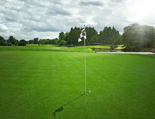 Идиллический вид на поле для гольфа — стоковое фото