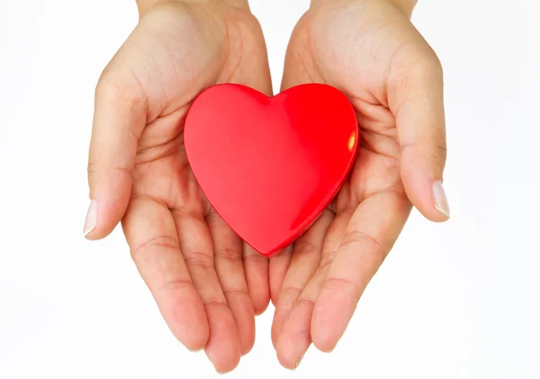 Srdce na ženských rukou — Stock fotografie