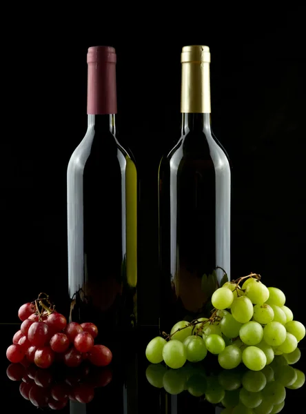 Vino rosso e bianco e uva — Foto Stock
