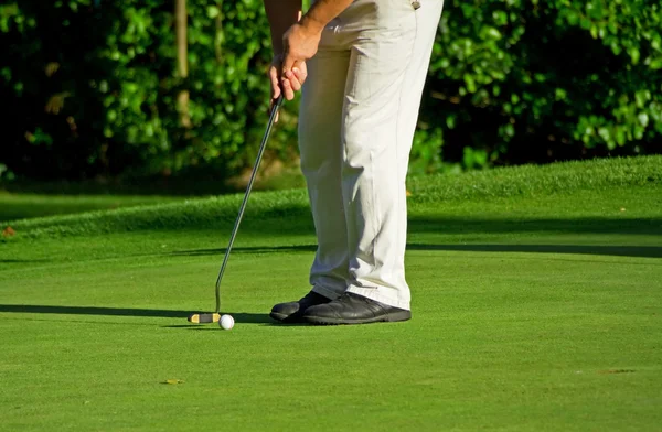 Putting golf ball — Stock Photo, Image