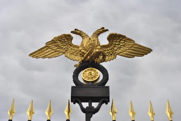 Rus Müzesi yakınında çift başlı kartal