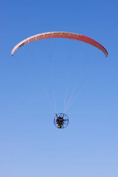 一个动力的滑翔伞 — 图库照片