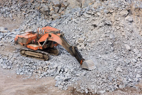 Digger in a quarry — Stock Photo, Image