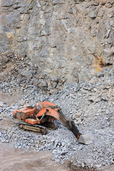 Digger in a quarry — Stock Photo, Image