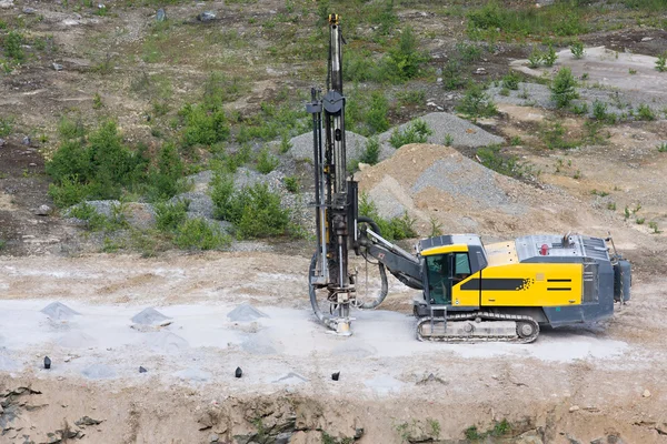 Drilling machine in open cast mining quarry — Stock Photo, Image