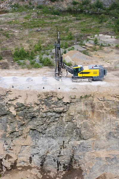 在露天采矿采石场钻孔机 — 图库照片