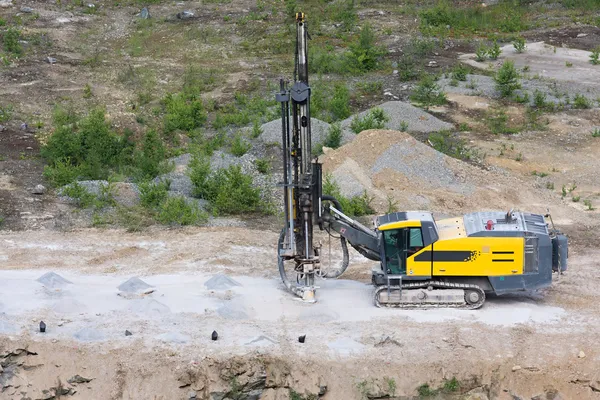 オープン キャスト鉱山採石場の掘削機 ストック写真