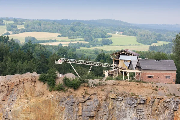 背景の工業ビルの鉱業花崗岩採石場 — ストック写真