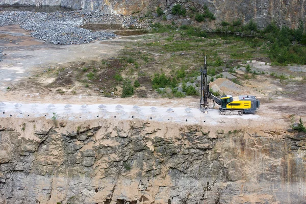 在露天采矿采石场钻孔机 — 图库照片