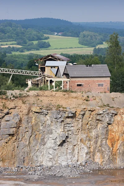 Mineração de granito pedreira no fundo edifício industrial — Fotografia de Stock