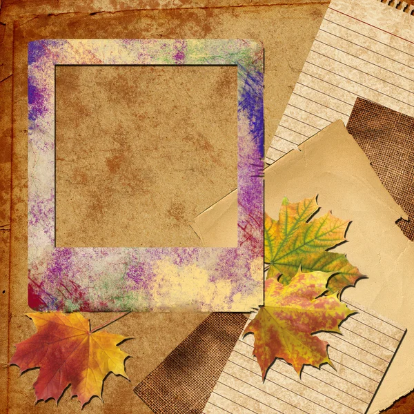 Осенняя поляроидная фоторамка с листьями, тканями и бумагой — стоковое фото