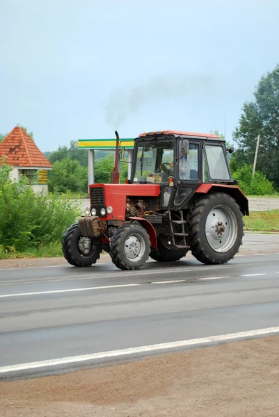 Современный красный, сельскохозяйственный трактор — стоковое фото