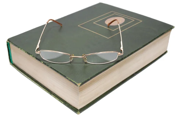Okulary leżącego na starej książki — Zdjęcie stockowe
