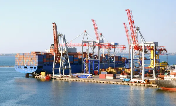 Cargo ship on loading — Stock Photo, Image