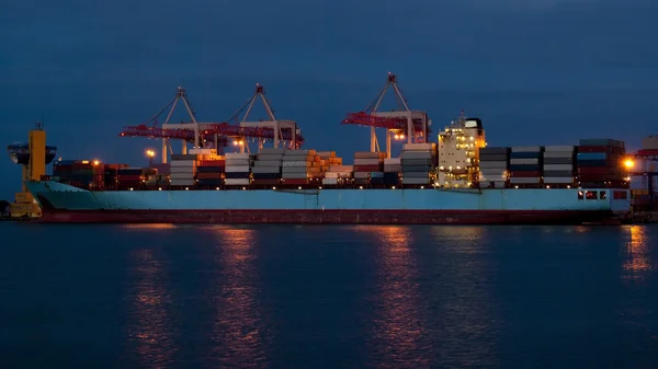 港でローディングの貨物船 — ストック写真