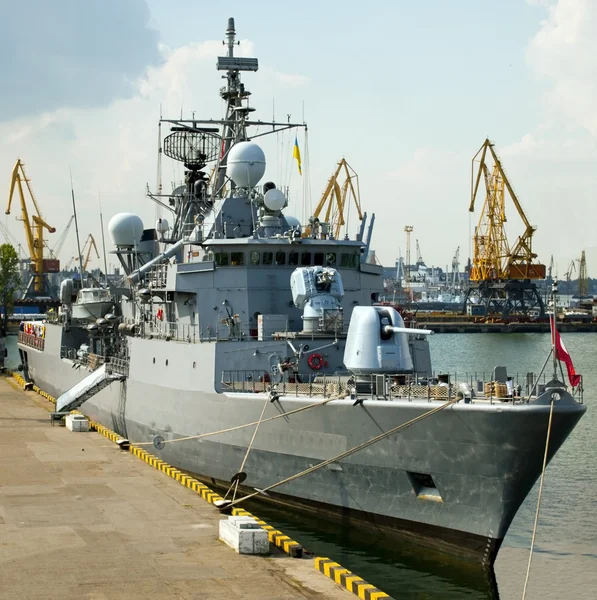 Военный корабль в порту — стоковое фото