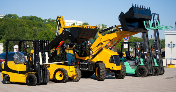 Маленькие жёлтые и синие тракторы
