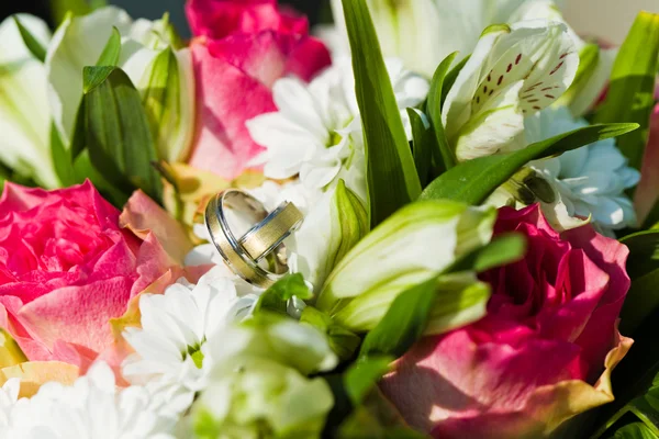 Anneaux de mariage sur le bouquet — Photo