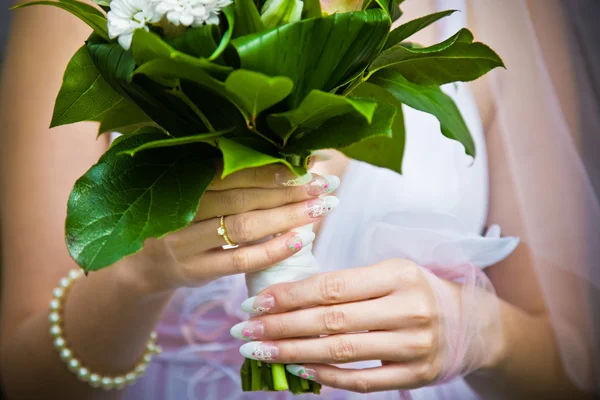Bruid houden haar boeket — Stockfoto