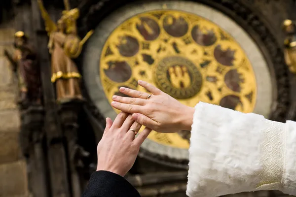 Hands of newly married in Prague — Stock Photo, Image