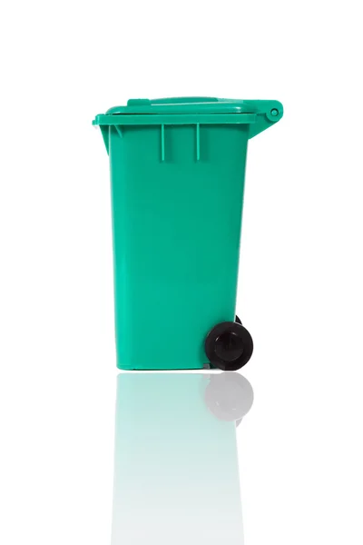 Recipiente de reciclagem vazio com reflexão — Fotografia de Stock