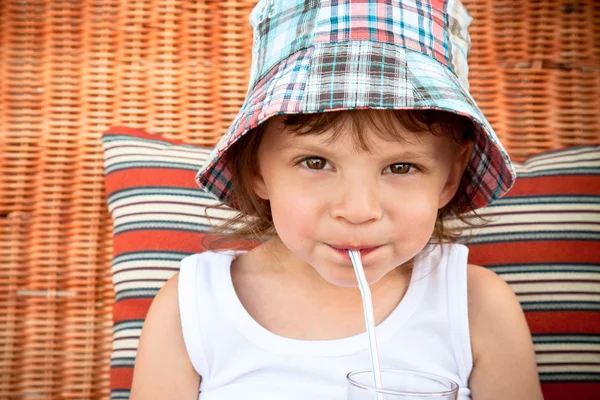 Barn dricka saft genom ett sugrör — Stockfoto