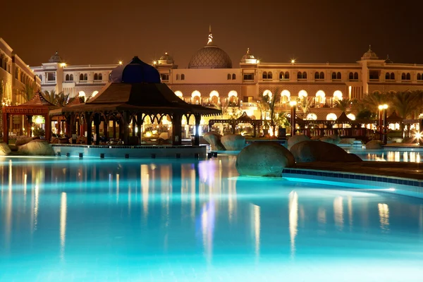 Resort zwembad bij avond — Stockfoto