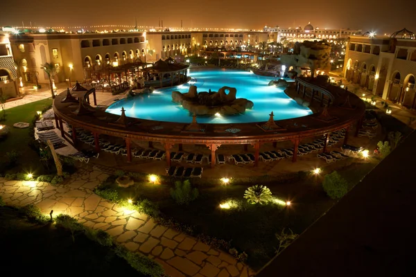 Resort zwembad bij avond — Stockfoto