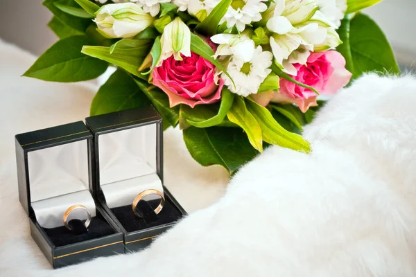 Anillos de boda en las cajas —  Fotos de Stock