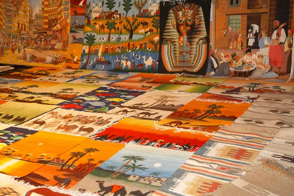 Арабские ковры на рынке — стоковое фото