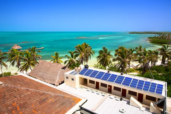 Пляж со зданием с солнечной панелью на острове Контой, Мексика — стоковое фото