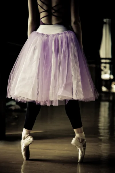 在她的脚趾上的芭蕾舞者 — 图库照片