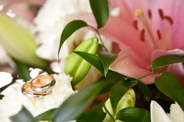 花束の結婚指輪 — ストック写真