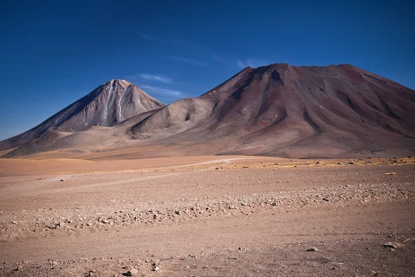 Volkanlar licancabur ve juriques, Şili — Stok fotoğraf